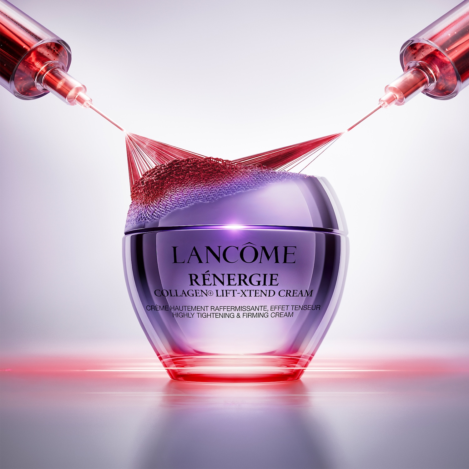 Paarse Lancôme Rénergie Collagen Lift-Xtend Cream pot met twee injectoren die rode draden injecteren, wat de zeer verstevigende en verstevigende werking van de crème benadrukt.