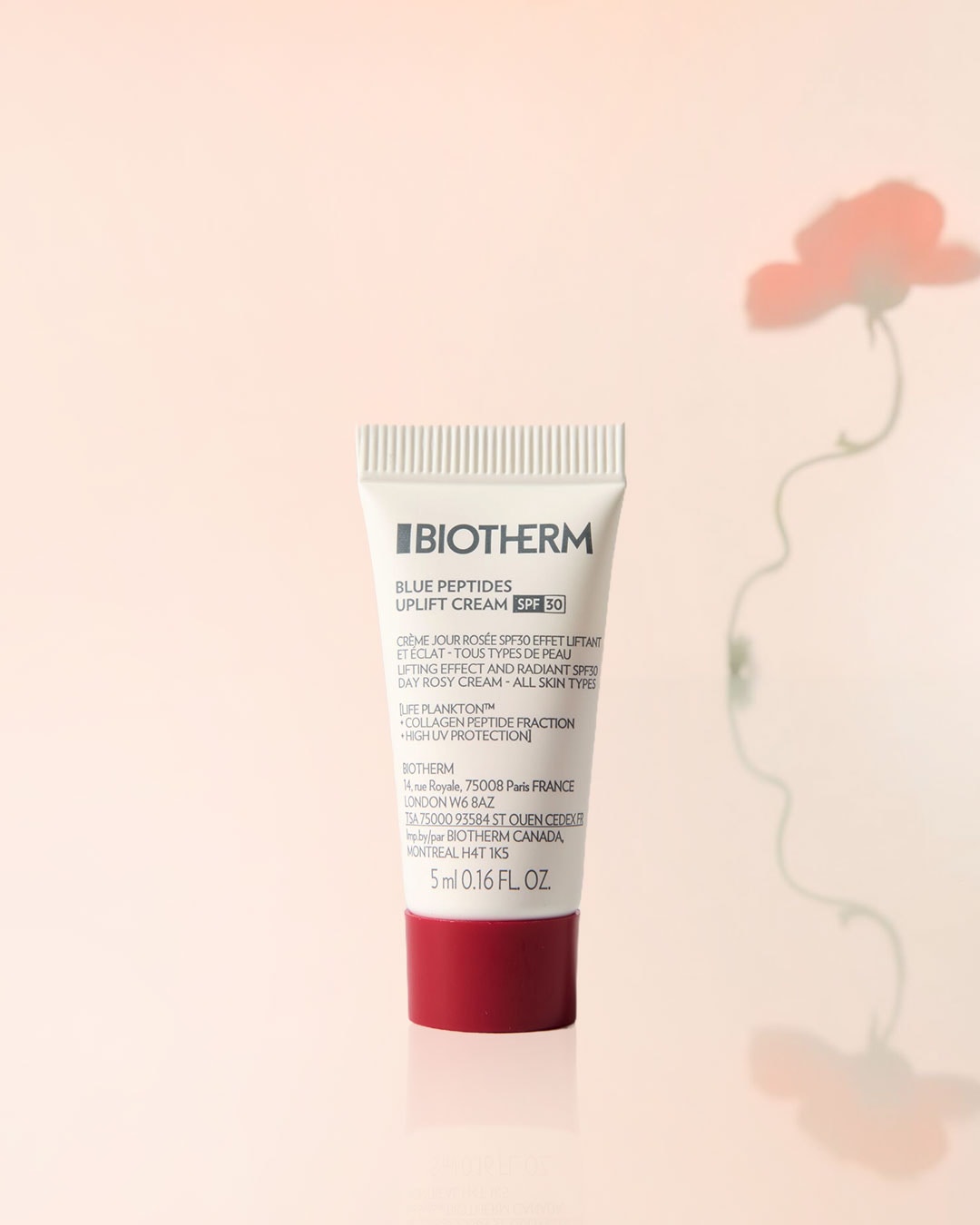 Die Biotherm Blue Peptides Uplift Cream SPF 30 in einer weißen Tube mit rotem Verschluss verspricht einen Lifting-Effekt und Strahlkraft für alle Hauttypen.