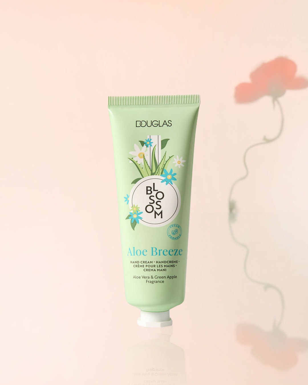 Die hellgrüne Tube "Aloe Breeze" Handcreme von Douglas mit Aloe Vera und Apfelduft, verziert mit Blumen, sorgt für geschmeidige Hände.