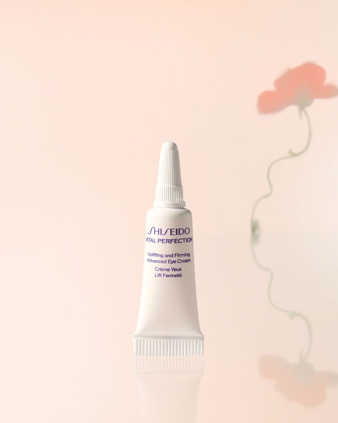 Weiße Tube Shiseido Vital Perfection Lifting und Straffende Augencreme für ein jugendliches Aussehen.