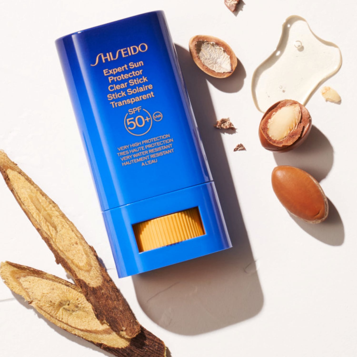 Ecco lo stick solare trasparente Expert Sun Protector SPF 50+ di Shiseido in una confezione blu, ideale per una protezione molto alta e resistente all'acqua.