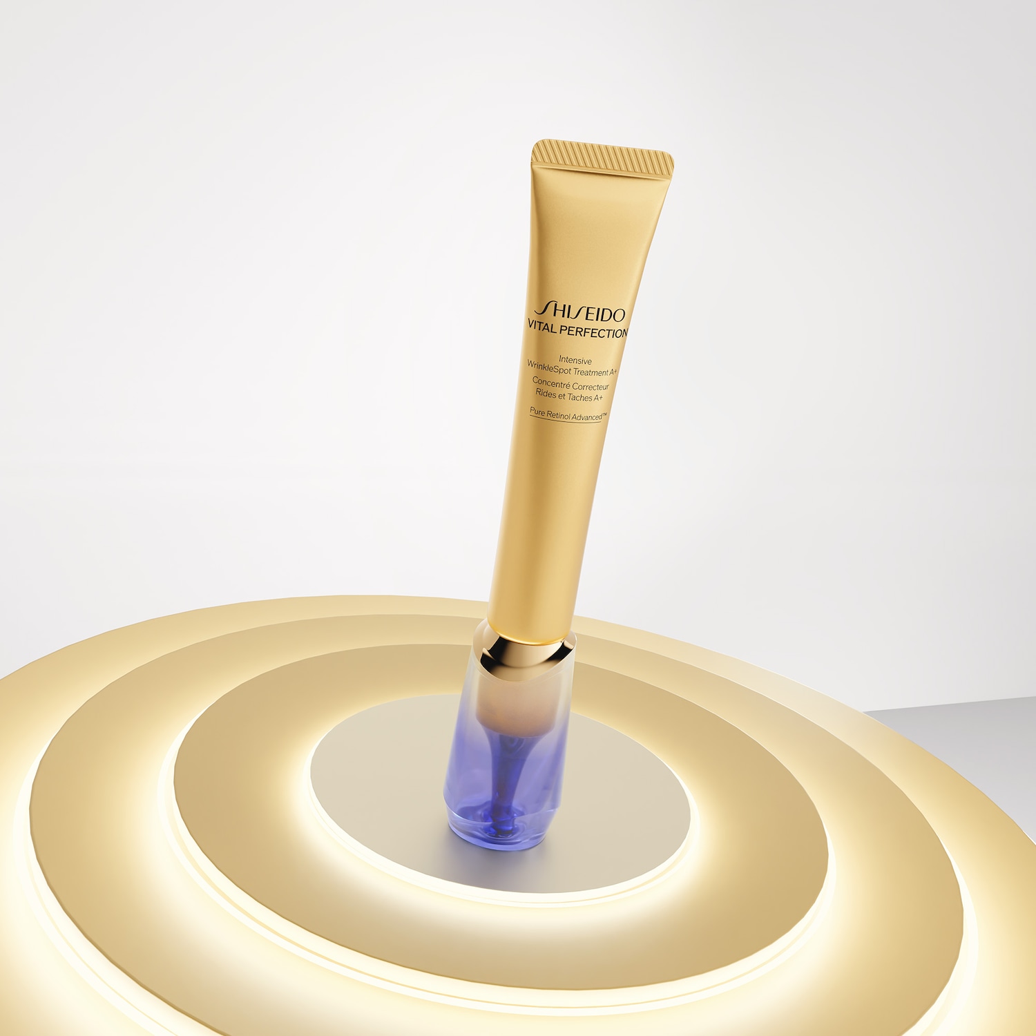 Ecco il trattamento intensivo Shiseido Vital Perfection Wrinkle Spot A+ in un tubo dorato, progettato per ridurre rughe e macchie con la sua formula avanzata al retinolo puro.