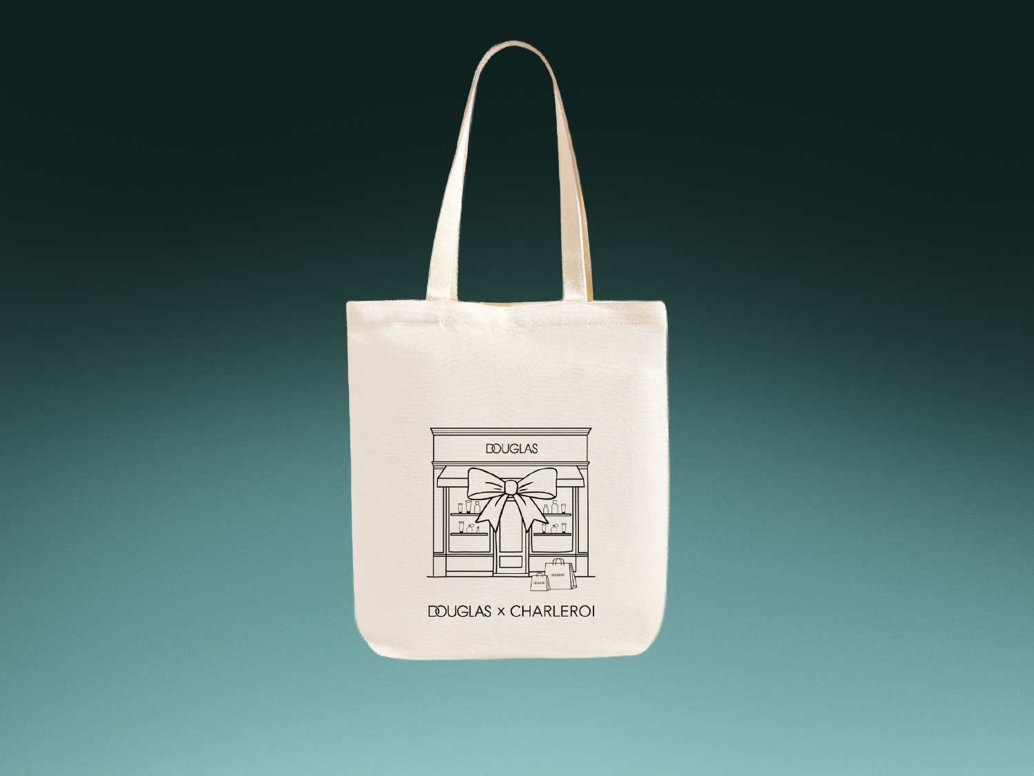 Découvrez un sac en toile blanc cassé orné d'une illustration de la boutique Douglas avec un grand nœud et l'inscription « DOUGLAS x CHARLEROI ».