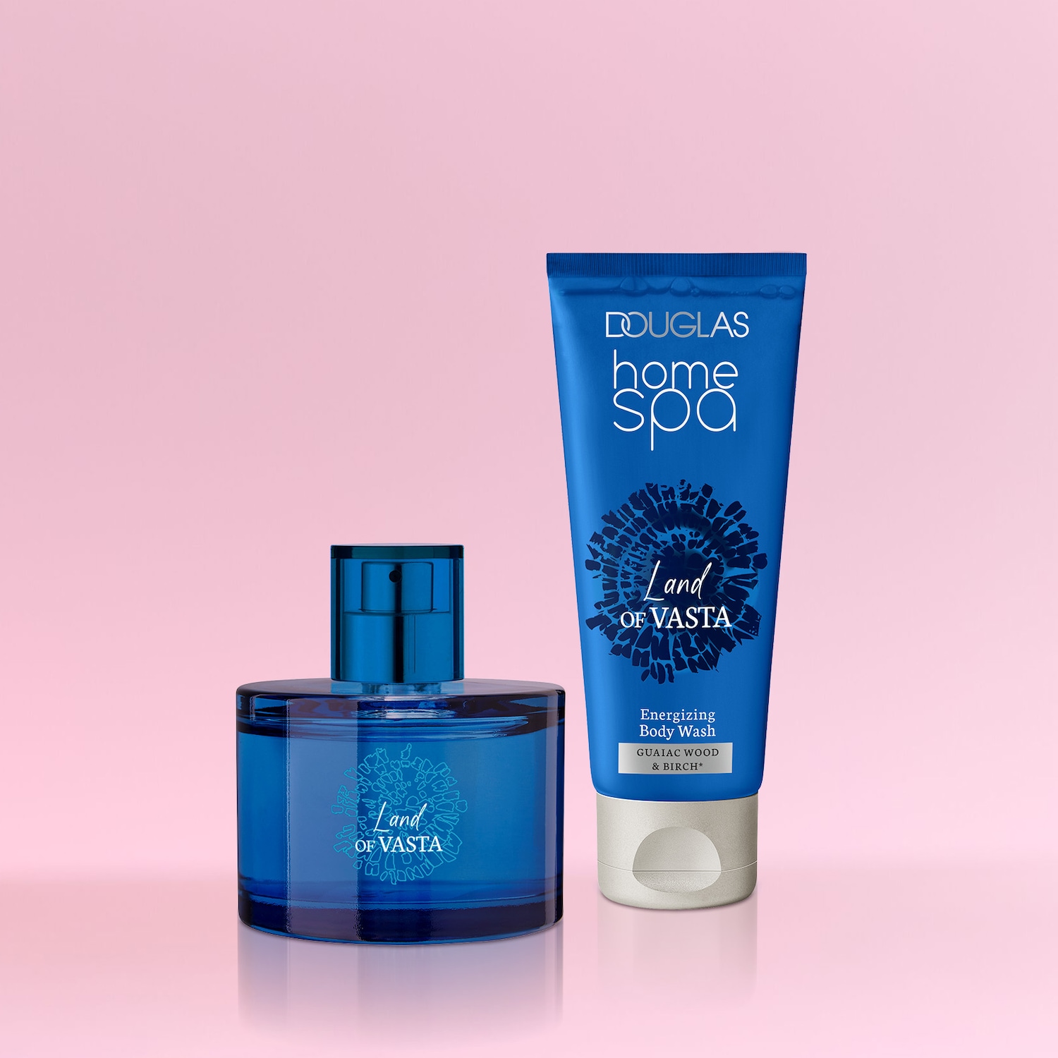 Das Douglas Home Spa Land of Vasta Set mit einem blauen Parfümflakon und einer Tube Energy Body Wash mit Guajakholz- und Birkenextrakten.