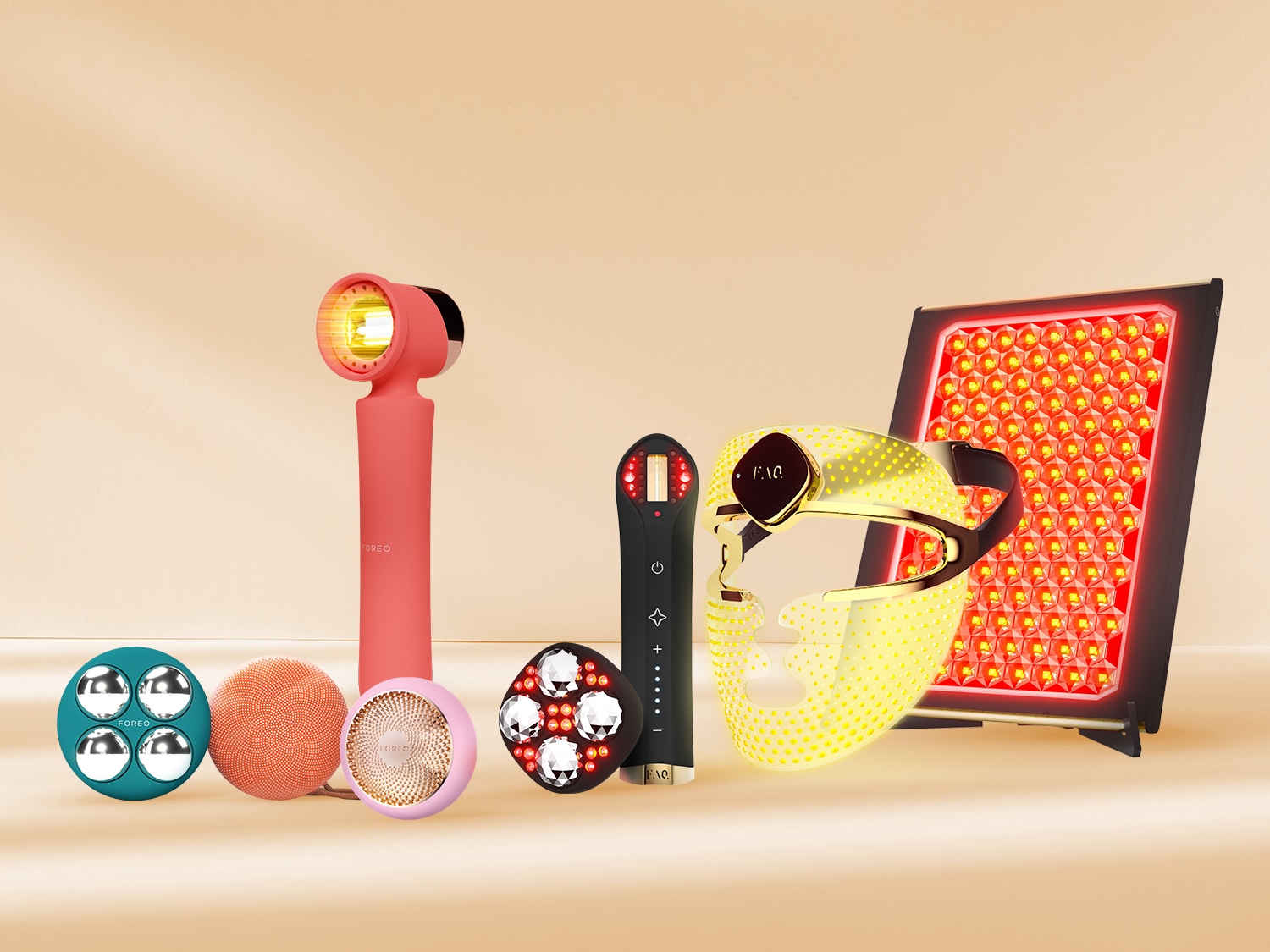 Découvrez une gamme d'appareils de beauté FOREO et FAQ, incluant des brosses nettoyantes colorées, des appareils de luminothérapie et des masques faciaux pour une peau éclatante.
