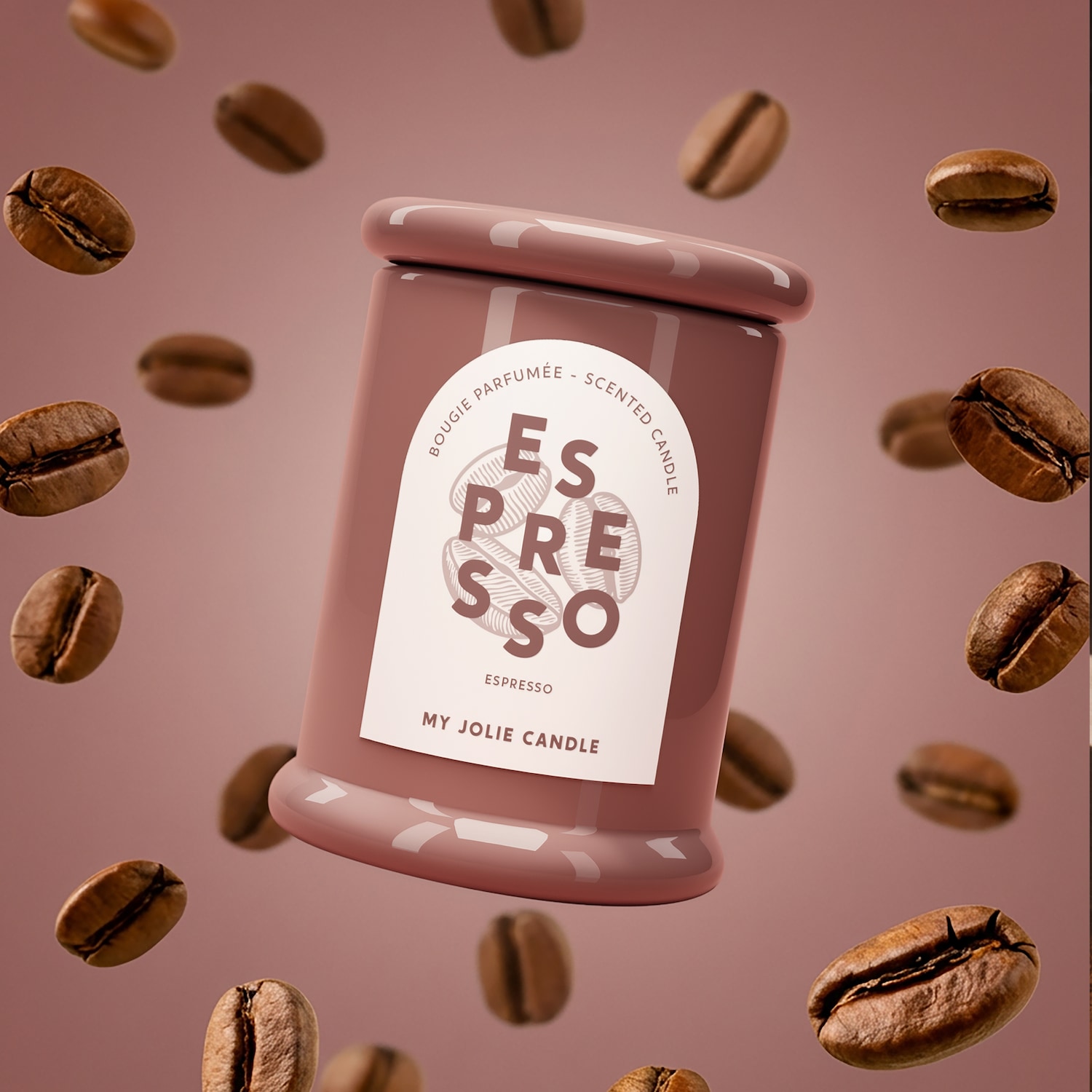 Bougie parfumée Espresso My Jolie Candle dans un récipient marron, entourée de grains de café flottants, évoquant une ambiance chaleureuse et aromatique.