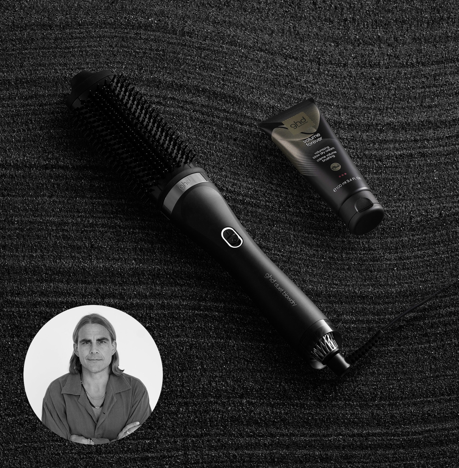 Ghd Duet Blow Dry Styling-Bürste in Schwarz, begleitet von Ghd Volume Forever Blow Dry Creme in einer schwarzen Tube, umhüllt von einer stilvollen Präsentation.