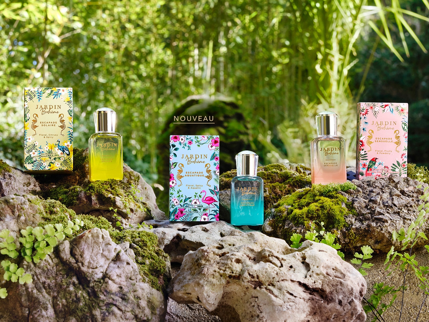 Découvrez les trois nouvelles fragrances Jardin Bohème, présentées dans des flacons élégants aux couleurs vives et des emballages fleuris, posées sur des rochers moussus dans un cadre naturel luxuriant.