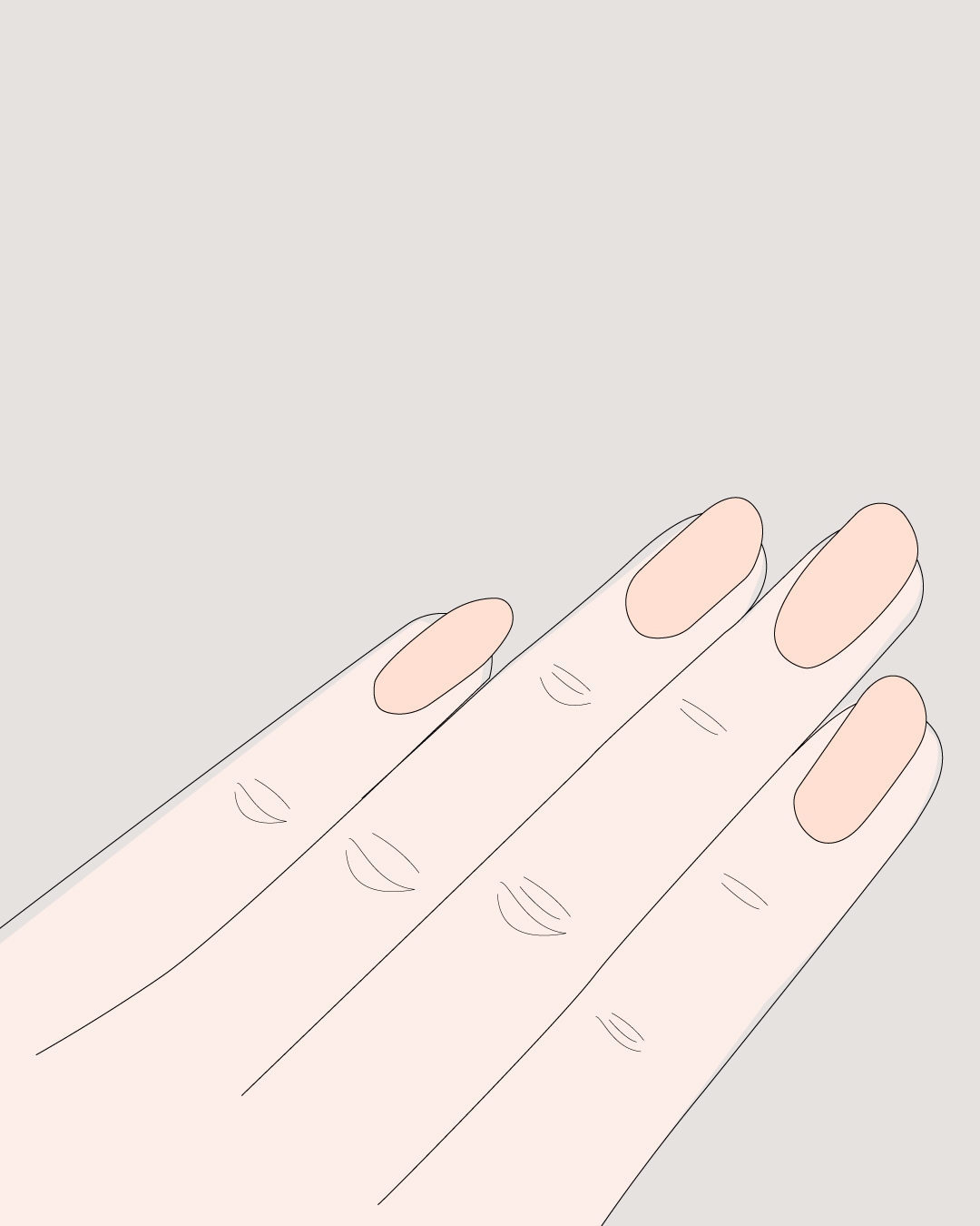 Primo piano di una mano con unghie ovali dipinte con smalto color pesca chiaro, che mostra una manicure semplice ed elegante.