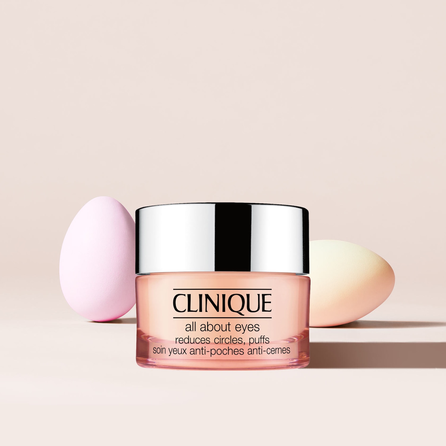 Die Clinique All About Eyes Creme in einem zarten Rosaton verspricht, Augenringe und Schwellungen zu reduzieren, um einen frischen Blick zu verleihen.