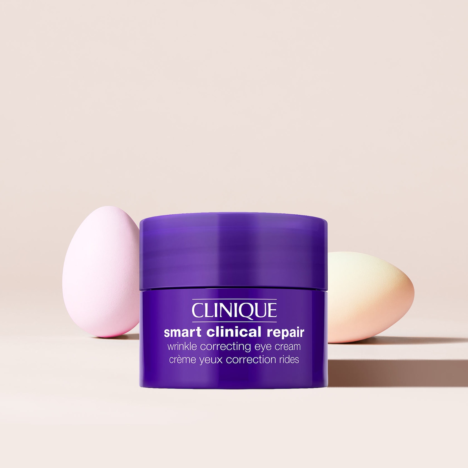 Nahaufnahme einer violetten Dose Clinique Smart Clinical Repair Wrinkle Correcting Eye Cream mit zwei Eiern im Hintergrund.