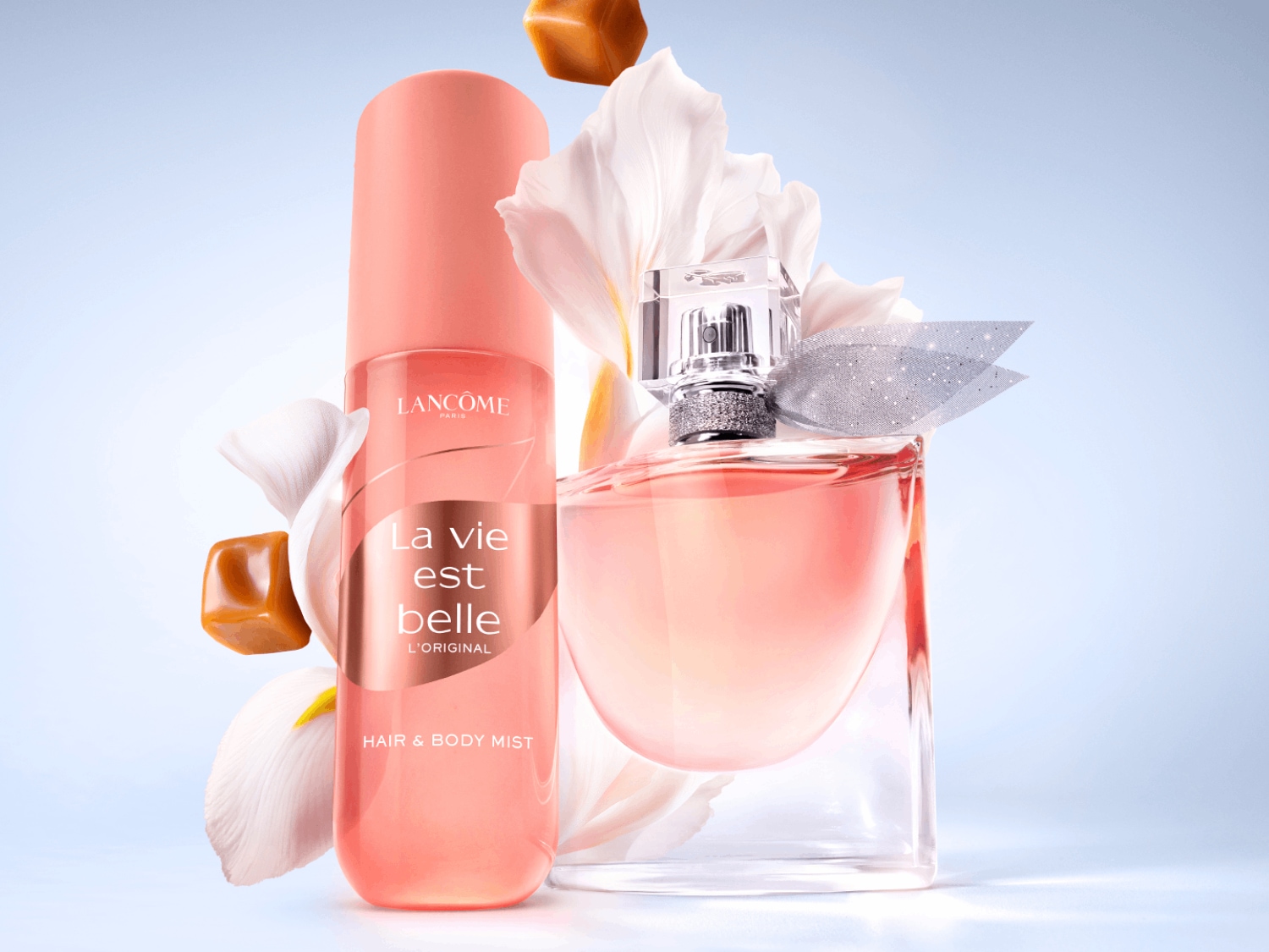 Découvrez le parfum emblématique La Vie Est Belle de Lancôme, présenté dans un flacon élégant aux côtés d'un brumisateur pour cheveux et corps assorti, offrant une expérience olfactive complète.