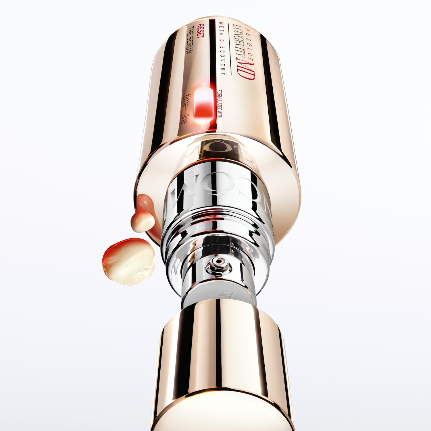 Découvrez le sérum Absolute Longevity MD dans son élégant flacon doré et argenté, conçu pour réinitialiser votre peau et lui redonner une apparence plus jeune.