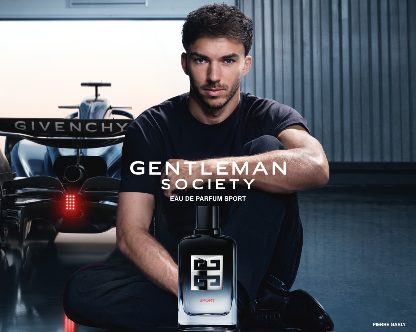 Pierre Gasly präsentiert Gentleman Society Eau de Parfum Sport von Givenchy, ein Duft, der die Essenz von Sportlichkeit und Eleganz verkörpert.