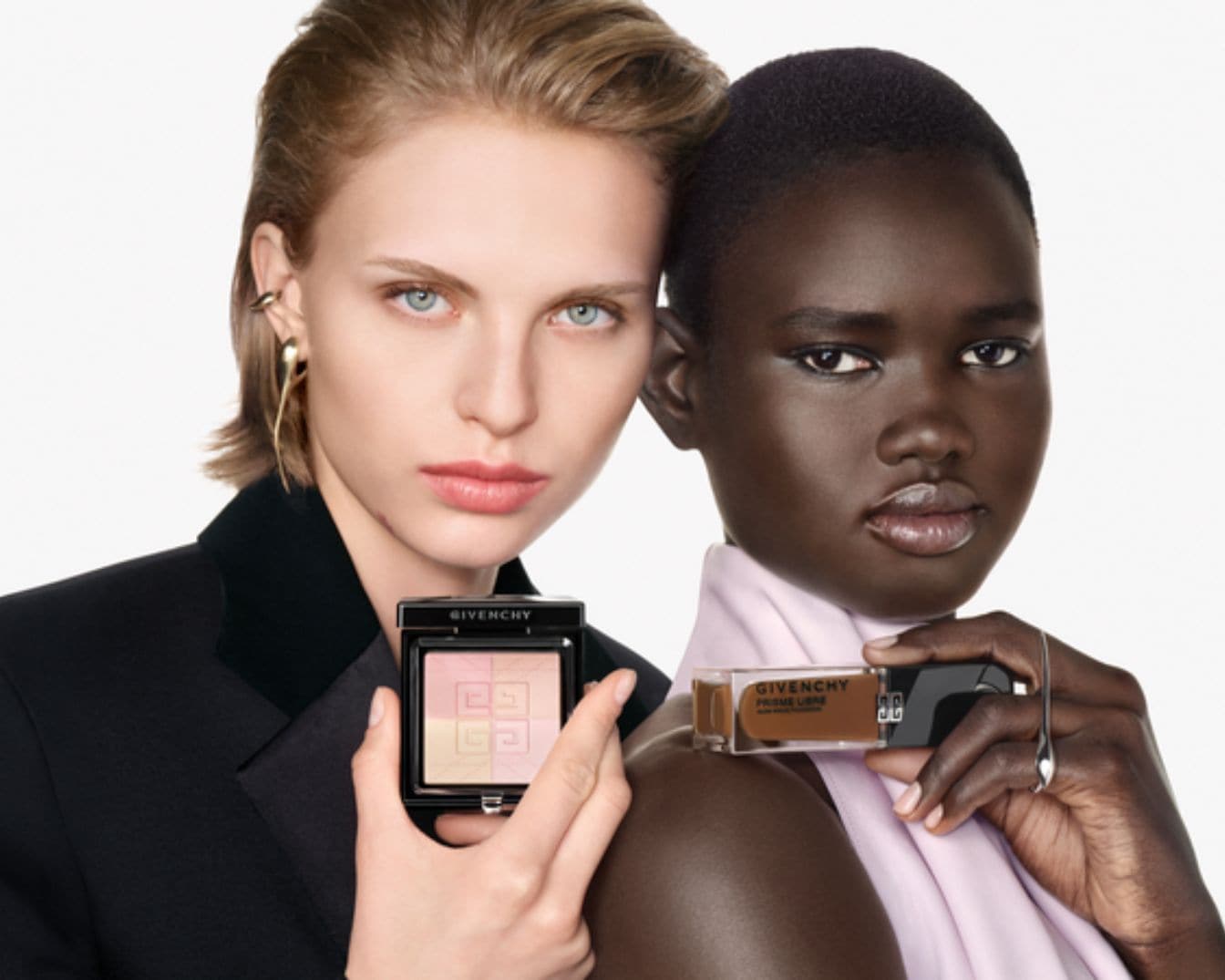 Zwei Models präsentieren Givenchy Prisme Libre Produkte: Puder mit vier Farbtönen und Foundation in einer transparenten Flasche mit schwarzem Deckel.