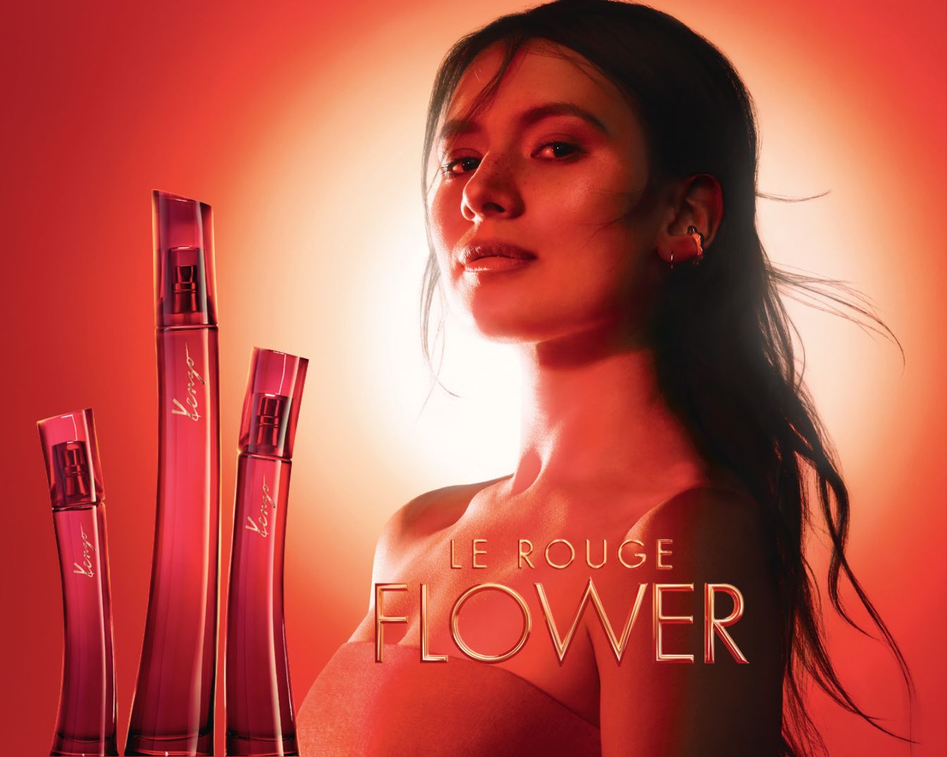 Entdecke Le Rouge Flower von Kenzo, präsentiert in eleganten, roten Flakons neben dem strahlenden Gesicht einer jungen Frau.