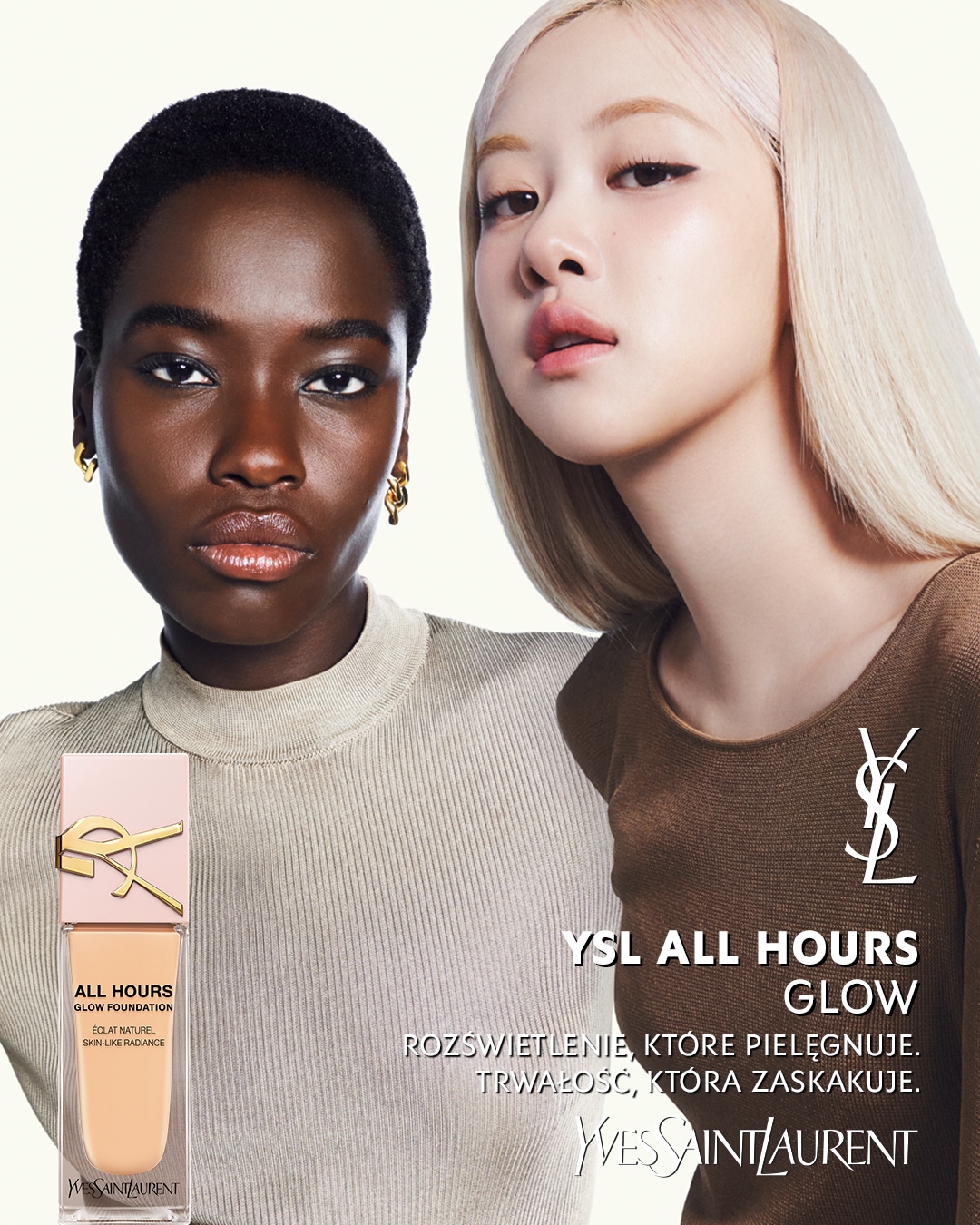 Dwie modelki prezentują YSL All Hours Glow Foundation w beżowym opakowaniu z różowym wieczkiem, obok logo YSL i napisu: Rozświetlenie, które pielęgnuje. Trwałość, która zaskakuje.