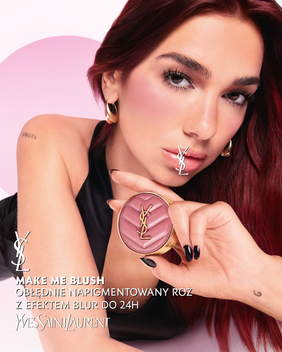 Kobieta prezentuje róż do policzków YSL Make Me Blush w okrągłym, złotym opakowaniu z logo YSL, obiecujący efekt blur do 24 godzin.