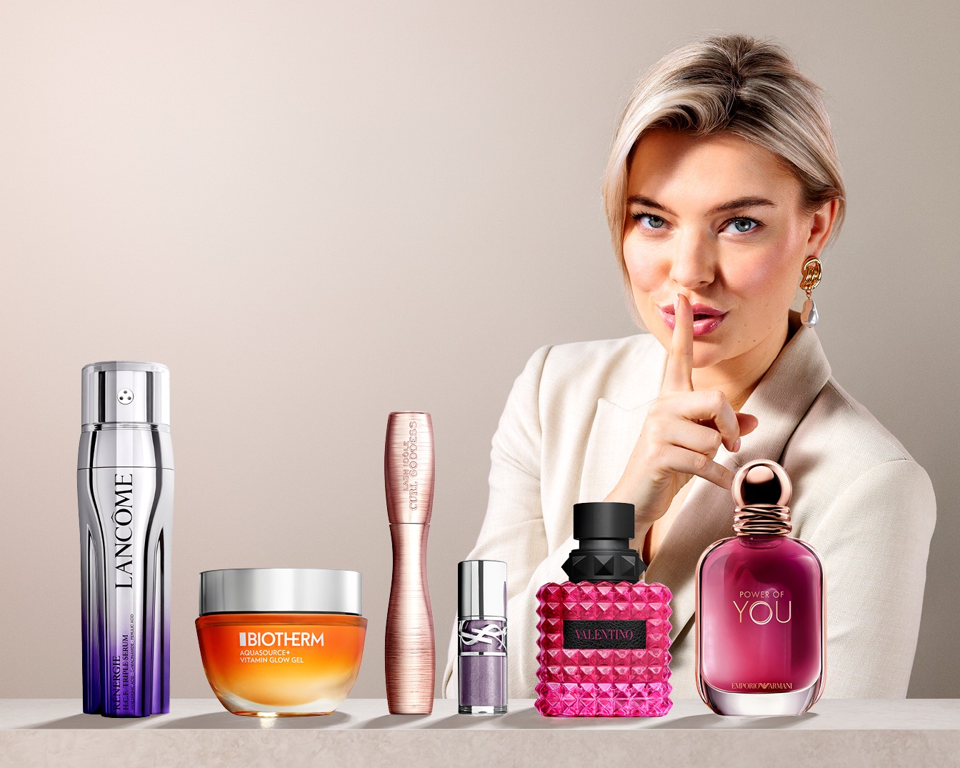 Ontdek een selectie van schoonheidsproducten, waaronder Lancôme Rénergie H.C.F. Triple Serum en Biotherm Aquasource Vitamin Glow Gel, gepresenteerd door een elegante dame.