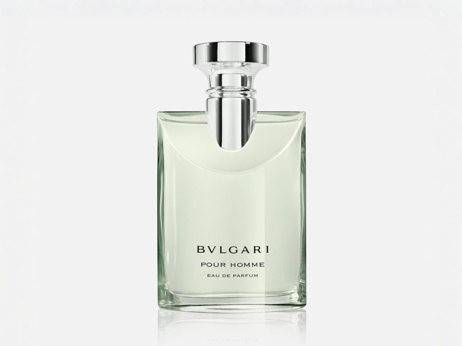 Butelka perfum Bvlgari Pour Homme Eau de Parfum o pojemności 100 ml ma przezroczysty, szklany flakon z srebrną nakrętką.