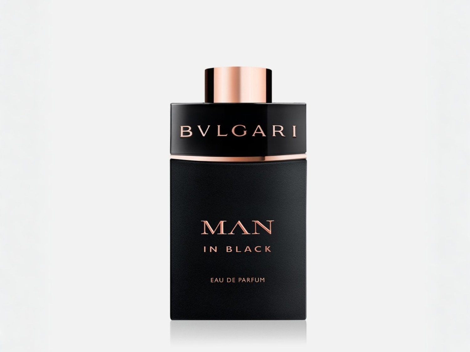 Czarny flakon perfum Bvlgari Man in Black Eau de Parfum z miedzianymi akcentami.