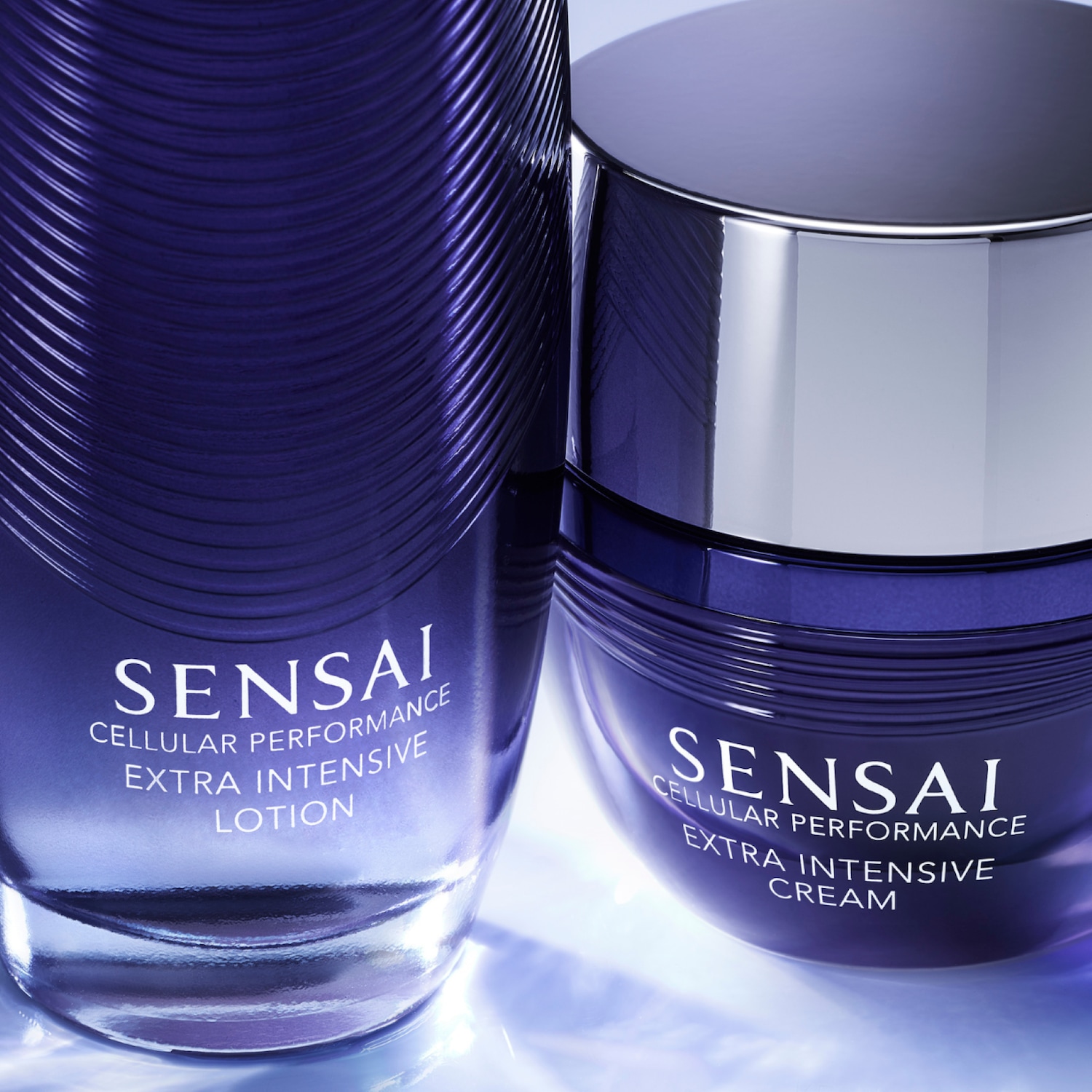 Découvrez Sensai Cellular Performance Extra Intensive Lotion et Crème, présentés dans des emballages élégants bleu-violet.