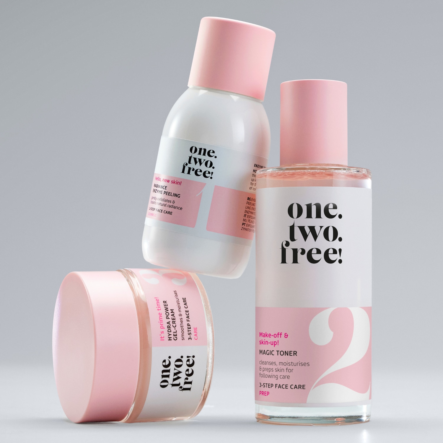 Drei Hautpflegeprodukte von One Two Free, darunter ein Enzympeeling, ein Gesichtswasser und eine Gel-Creme, die in rosa-weißen Verpackungen für eine umfassende 3-Stufen-Gesichtspflegeroutine angeboten werden.