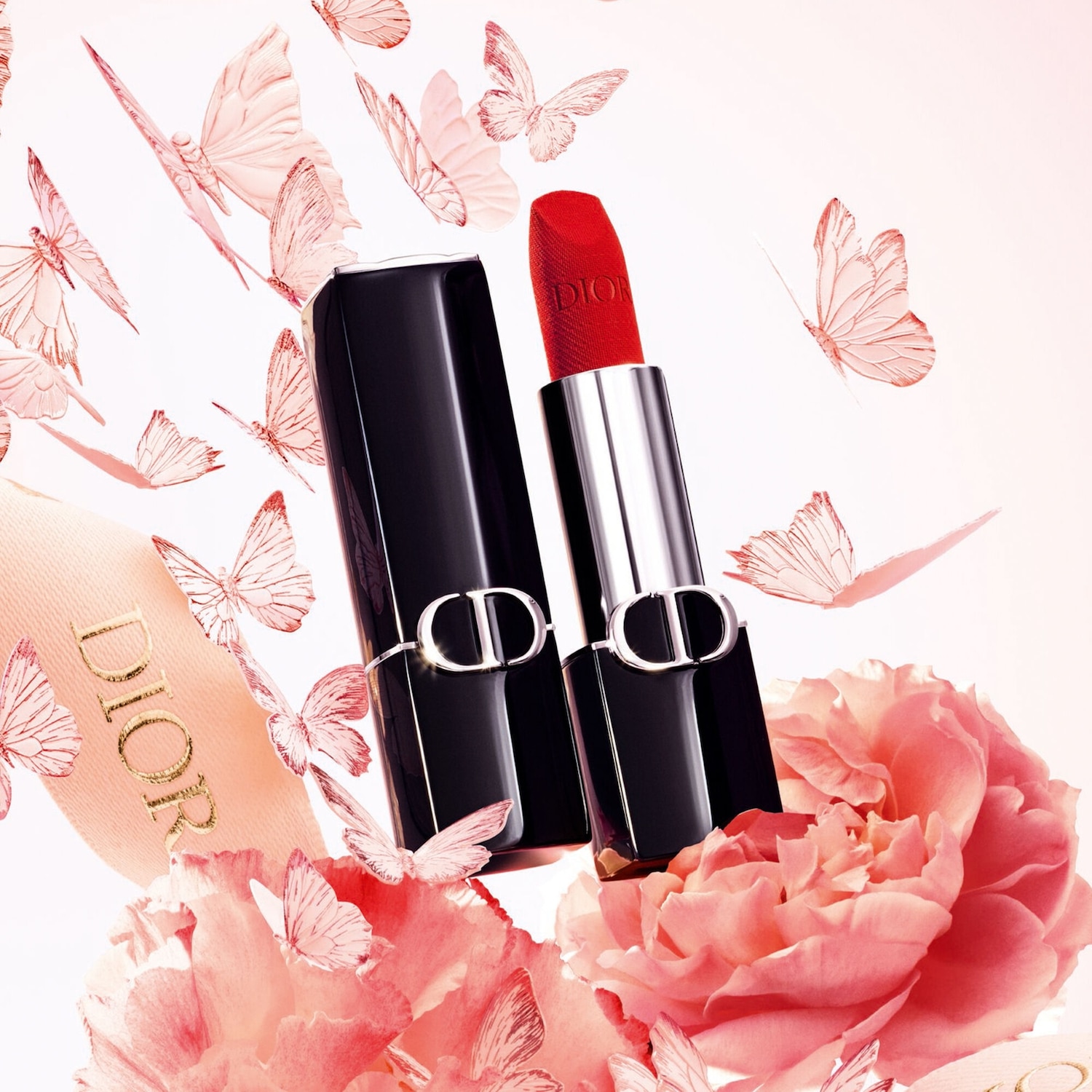 Découvrez l'élégance incarnée avec ce rouge à lèvres Dior rouge vif, présenté dans un écrin noir orné du logo iconique, sublimé par des fleurs et des papillons délicats.