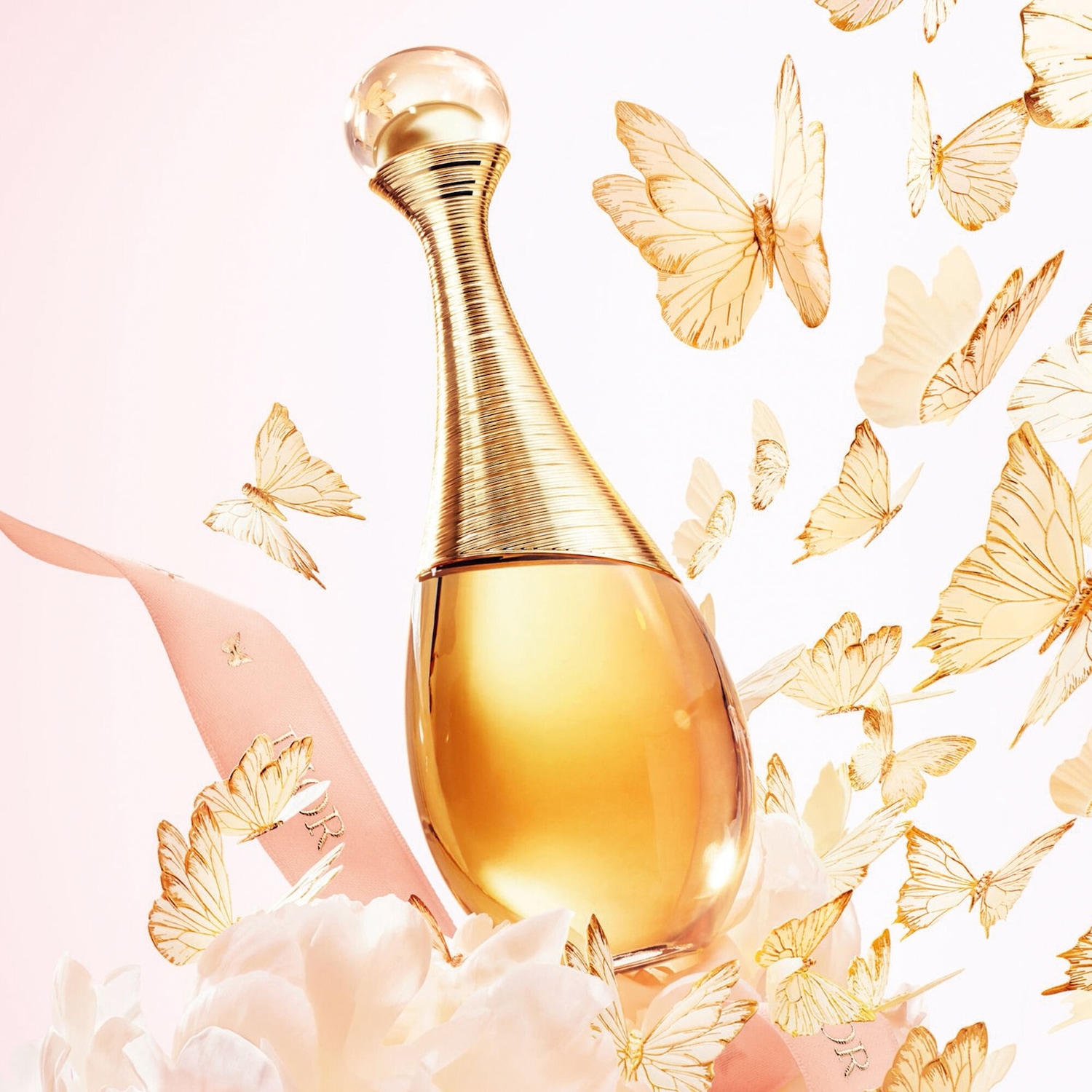 Découvrez J'adore, le parfum emblématique de Dior, dans un flacon doré élégant entouré de papillons délicats et d'un ruban rose pâle, évoquant la féminité et le luxe.