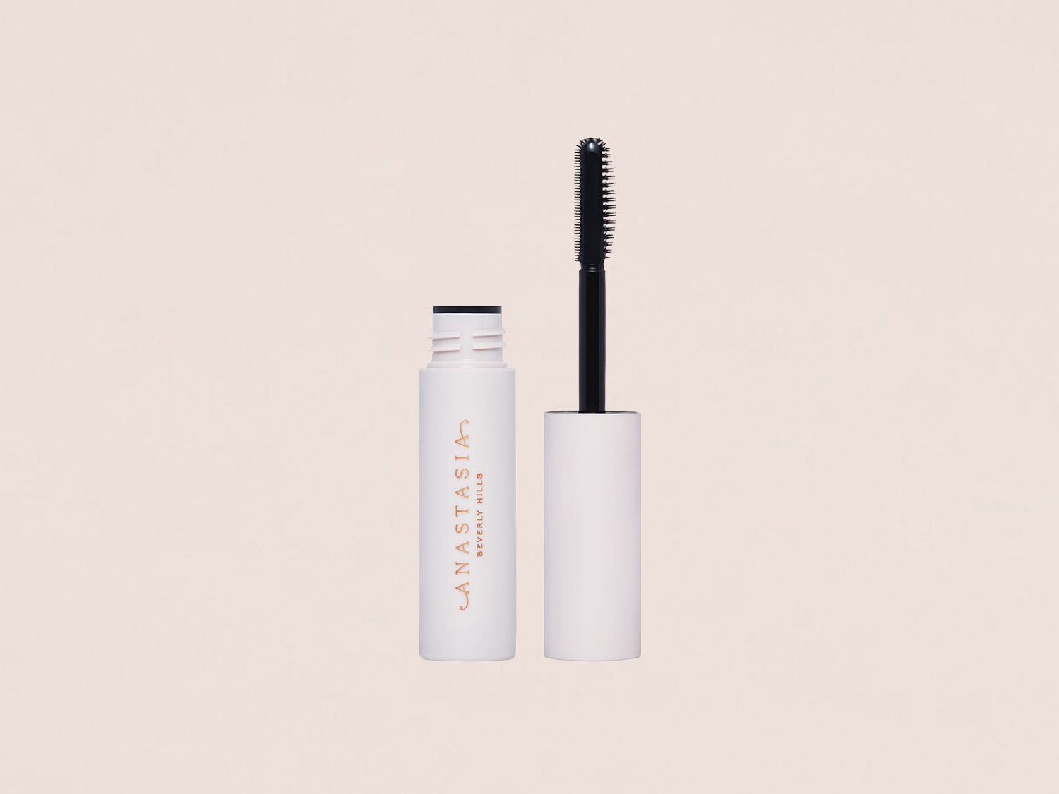 Die Mascara von Anastasia Beverly Hills in einer weißen Verpackung mit goldenen Schriftzug und einem schwarzen Bürstchen sorgt für einen atemberaubenden Augenaufschlag.