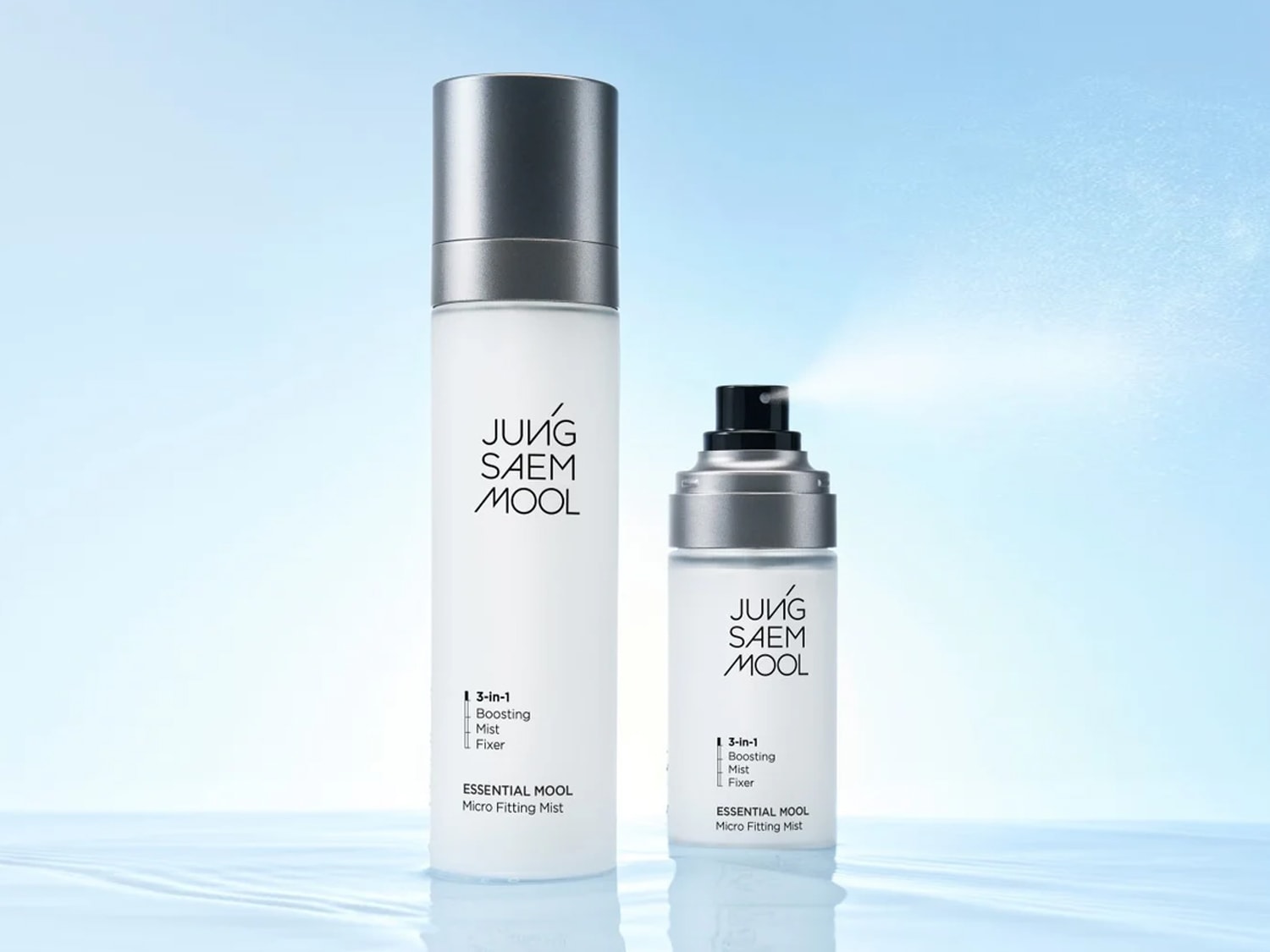 Dwa białe flakony z rozpylaczem Jung Saem Mool Essential Mool Micro Fitting Mist, większy i mniejszy, z szarymi nakrętkami, na tle błękitnego nieba.