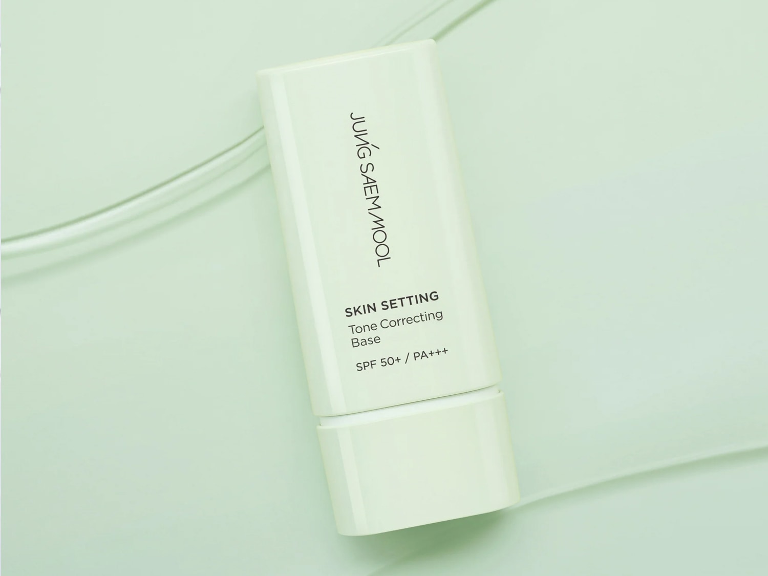 Baza korygująca odcień skóry JUNG SAEM MOOL Skin Setting Tone Correcting Base SPF 50+ / PA+++ w białym opakowaniu.