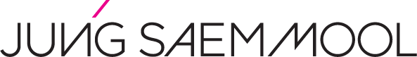 Logo JUNG SAEM MOOL w kolorze czarnym z różowym akcentem nad literą U.