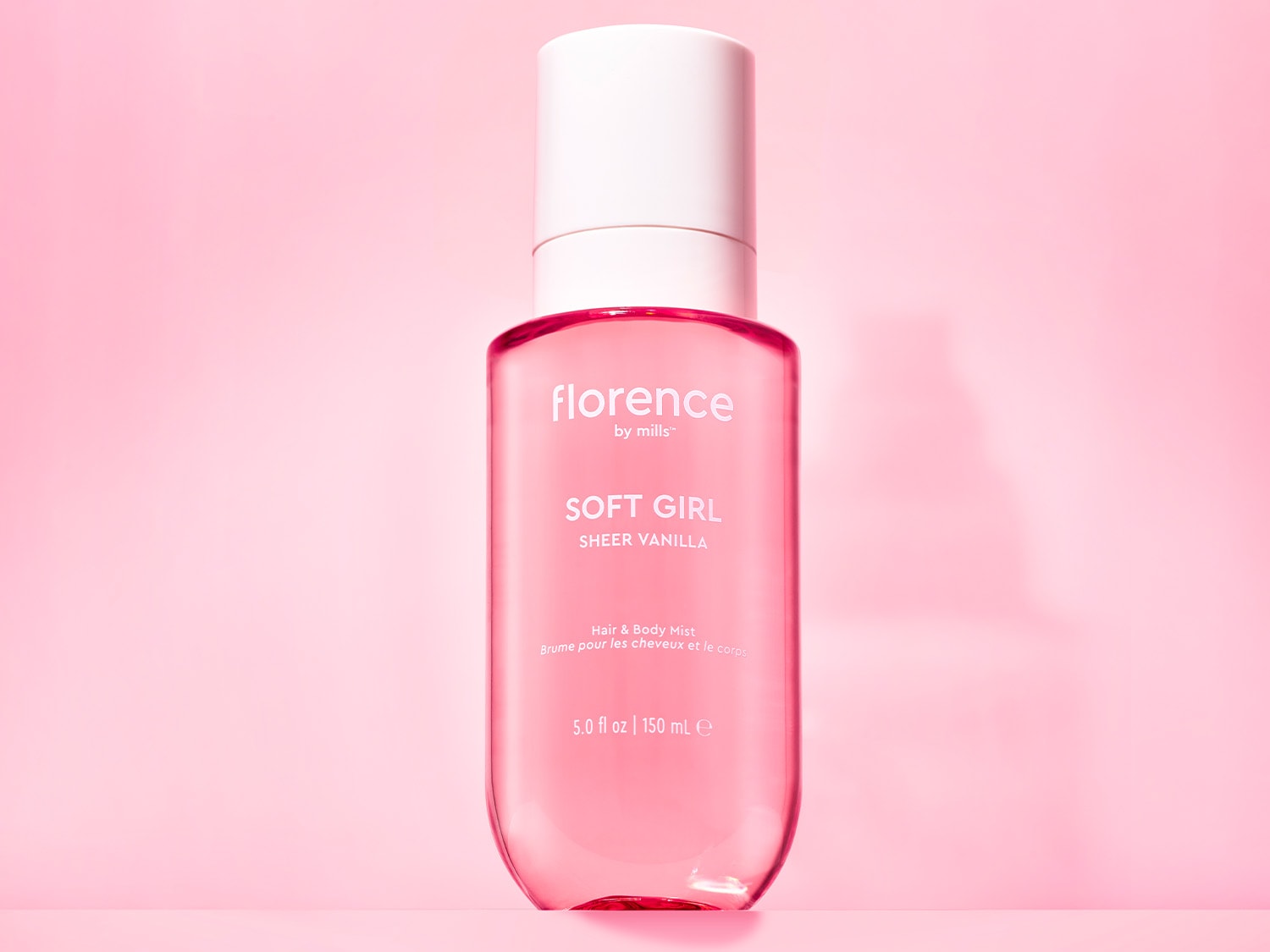 „Florence by Mills“ „Soft Girl Sheer Vanilla“ plaukų ir kūno dulksna rausvame buteliuke su baltu purkštuku, 150 ml.