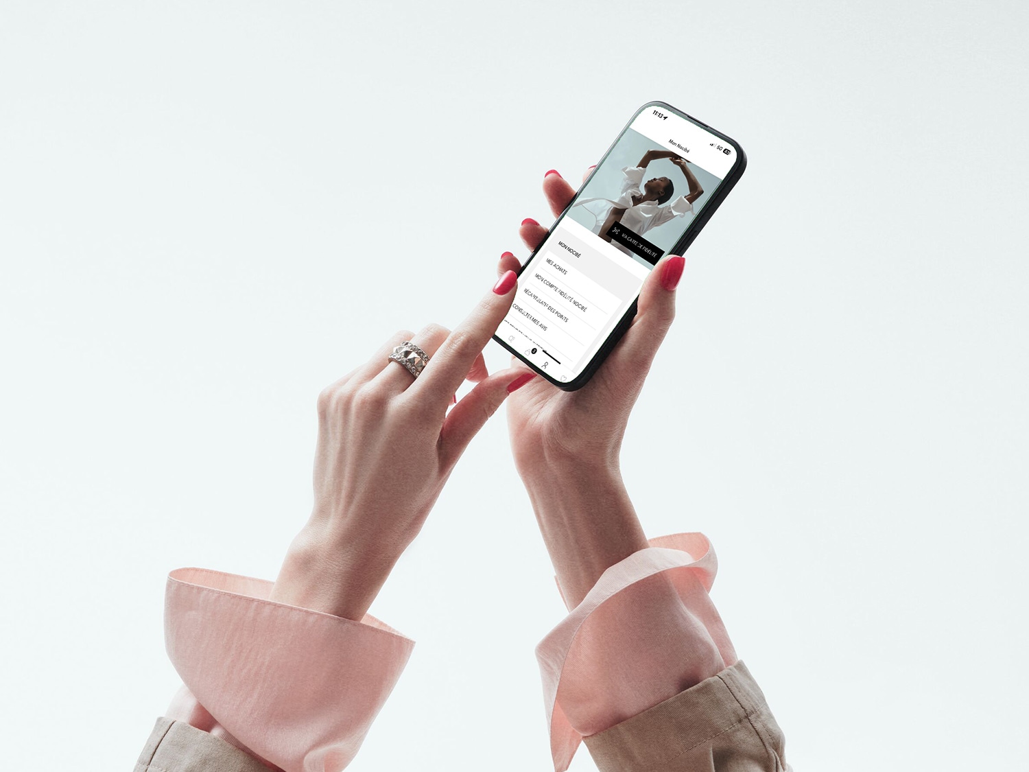Découvrez l'application mobile Nocibé sur un smartphone tenu par une main élégante, offrant un accès facile à votre carte de fidélité et à vos achats.