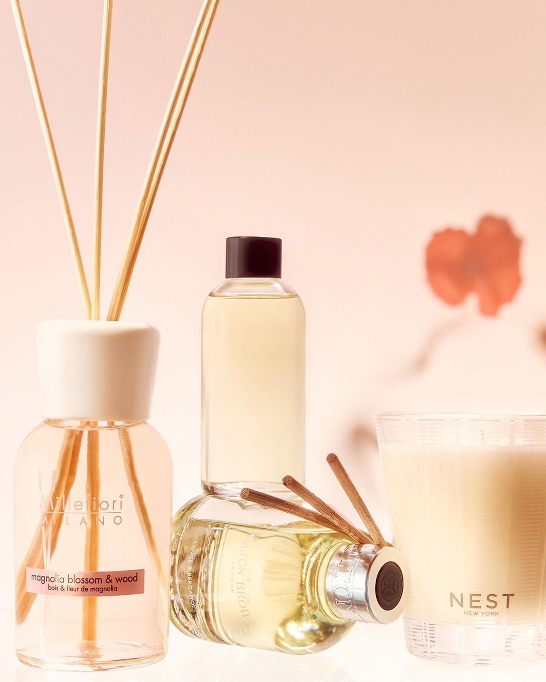 Découvrez un assortiment de parfums d'intérieur, comprenant un diffuseur Millefiori Milano Magnolia Blossom & Wood, un diffuseur Olton Brown Orange & Bergamot et une bougie Nest New York.
