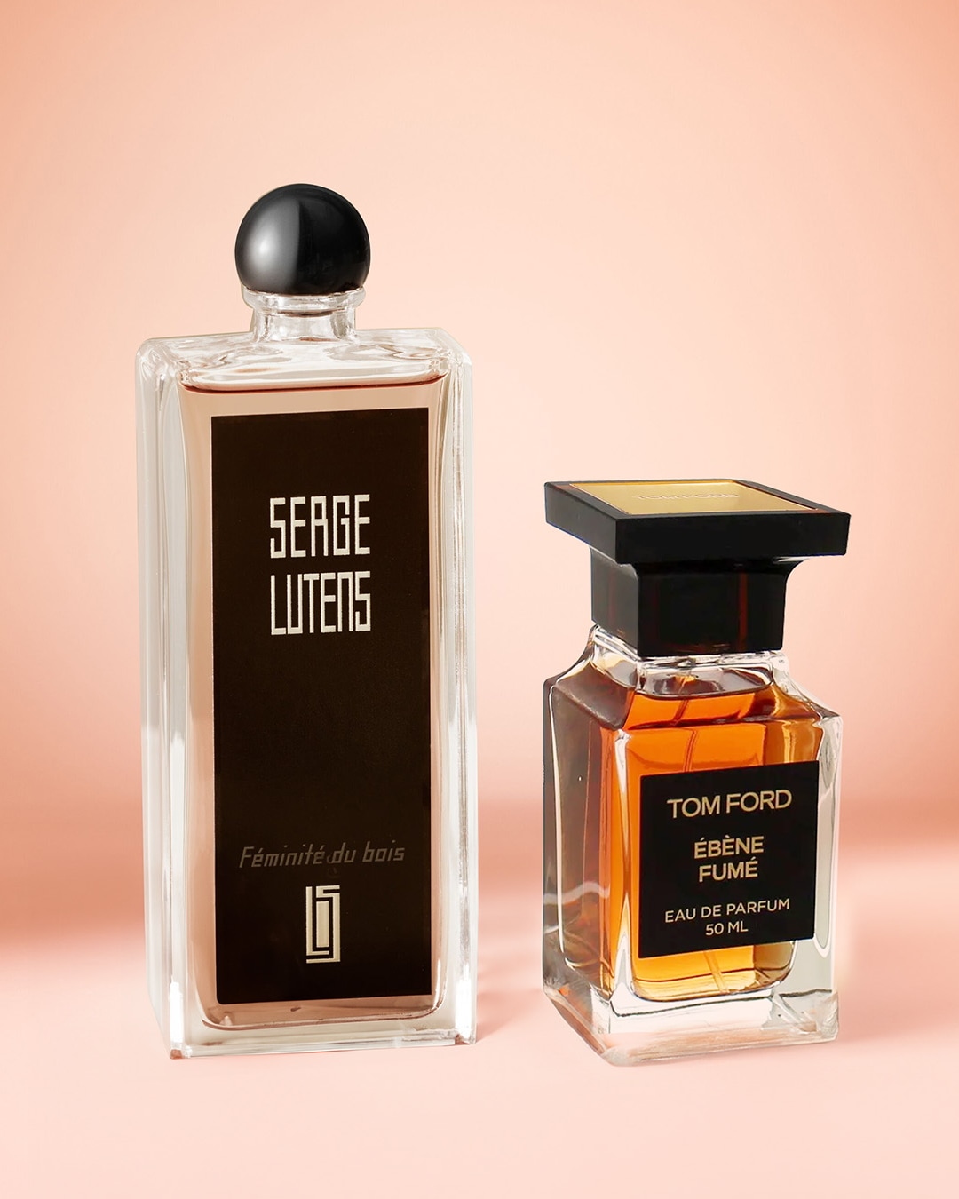 Voici les parfums Serge Lutens Féminité du bois et Tom Ford Ébène Fumé, chacun dans son flacon distinctif, offrant une expérience olfactive unique.