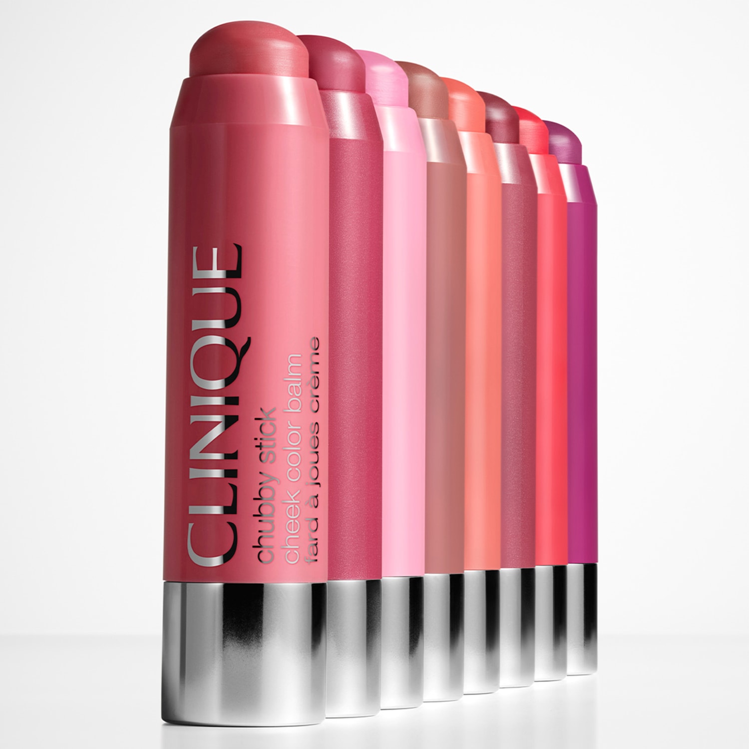 Eine Reihe von Clinique Chubby Stick Cheek Color Balms in verschiedenen Rosatönen, von hell bis dunkel, mit silbernen Deckeln.