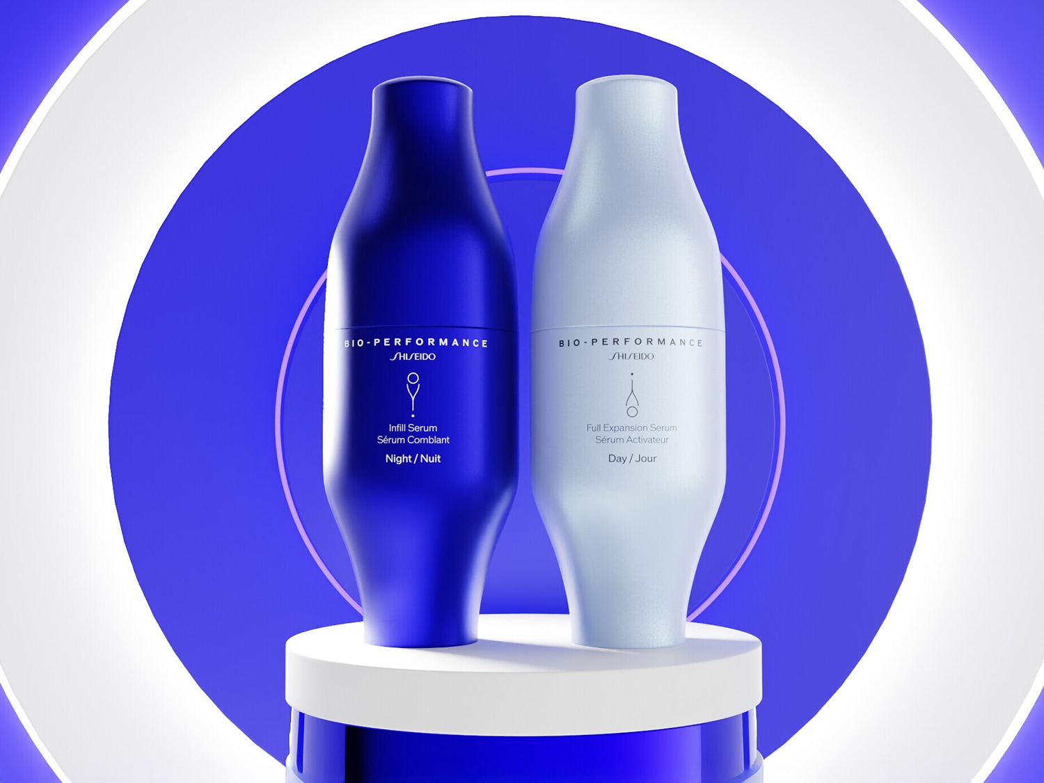 Zwei Shiseido Bio-Performance Seren, eines in tiefem Blau für die Nacht und eines in Silber für den Tag, stehen auf einem Podest vor einem blau-weißen Hintergrund.