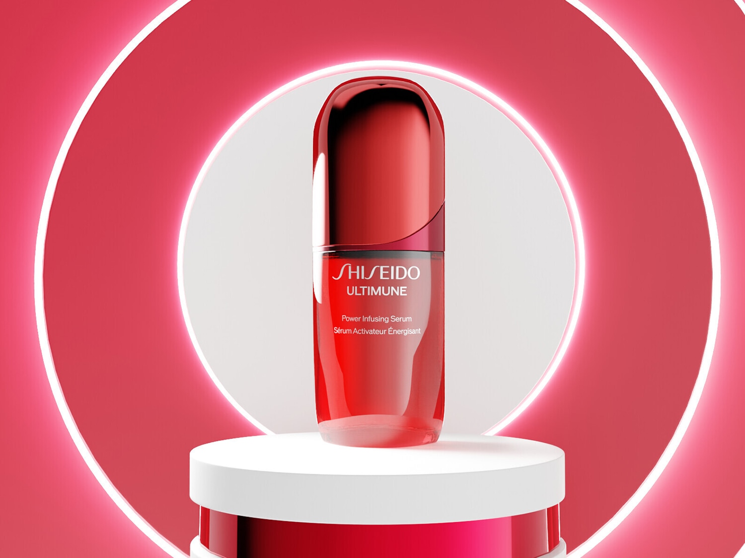 Der roter Flakon des Shiseido Ultimune Power Infusing Serum auf einem weißen Podest umgeben von einem leuchtend roten Kreis.