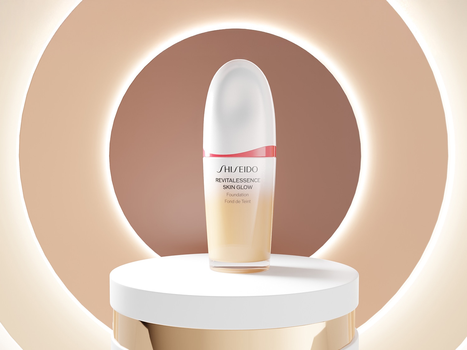 Shiseido Revitalessence Skin Glow Foundation in einem eleganten, beige-weißen Flakon, der auf einem weißen Podest vor einem sanften, beigen Hintergrund mit kreisförmigen Lichteffekten steht.