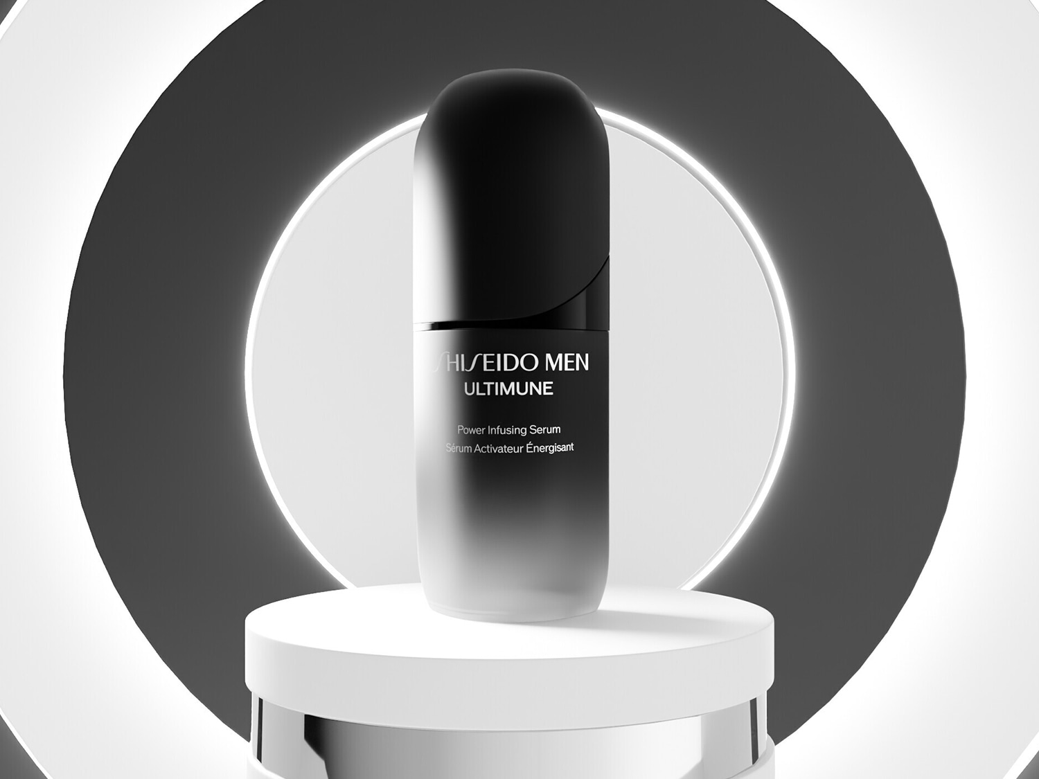 Shiseido Men Ultimune Power Infusing Serum in einem edlen schwarzen Flakon auf einem weißen Sockel vor einem kreisförmigen Hintergrund.
