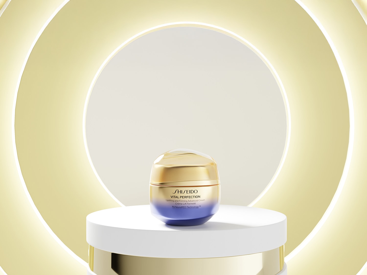 Shiseido Vital Perfection Uplifting and Firming Advanced Cream, präsentiert in einem Tiegel mit goldenem Deckel, der in einen violetten Boden übergeht, auf einem weißen Podest vor einem goldenen, kreisförmigen Hintergrund.
