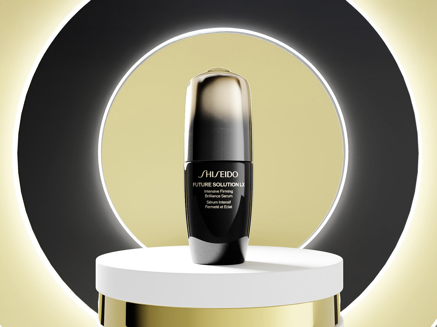 Das Shiseido Future Solution LX Intensive Firming Brilliance Serum in einem edlen schwarz-goldenen Flakon, der auf einem weißen Podest vor einem goldenen Hintergrund mit einem schwarzen Kreis steht.