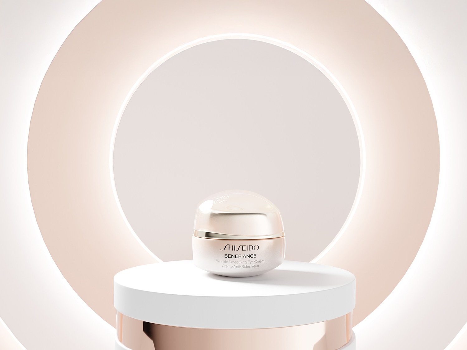 Die Shiseido Benefiance Wrinkle Smoothing Eye Cream in einer hellbeige-goldenen Verpackung auf einem weißen Podest, umgeben von einem sanften Lichtkreis.