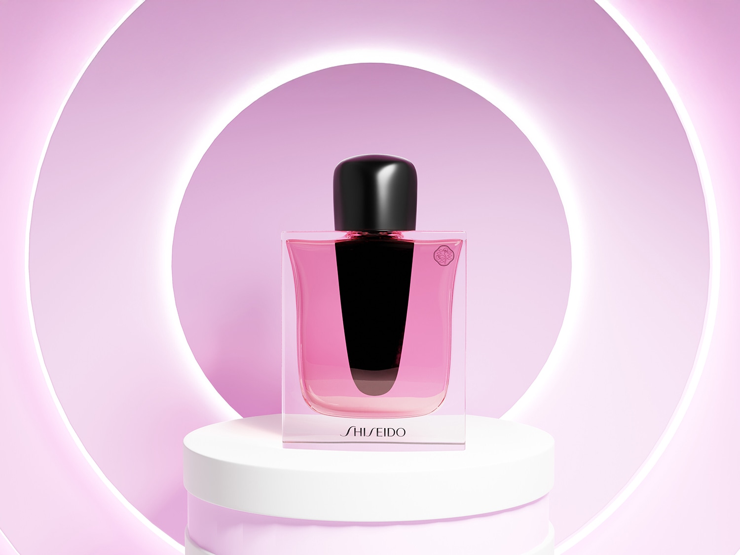 Ein transparenter, rechteckiger Shiseido-Parfumflakon mit rosa Flüssigkeit und schwarzem Verschluss steht auf einem weißen Sockel vor einem rosa Hintergrund mit kreisförmigen Lichteffekten.