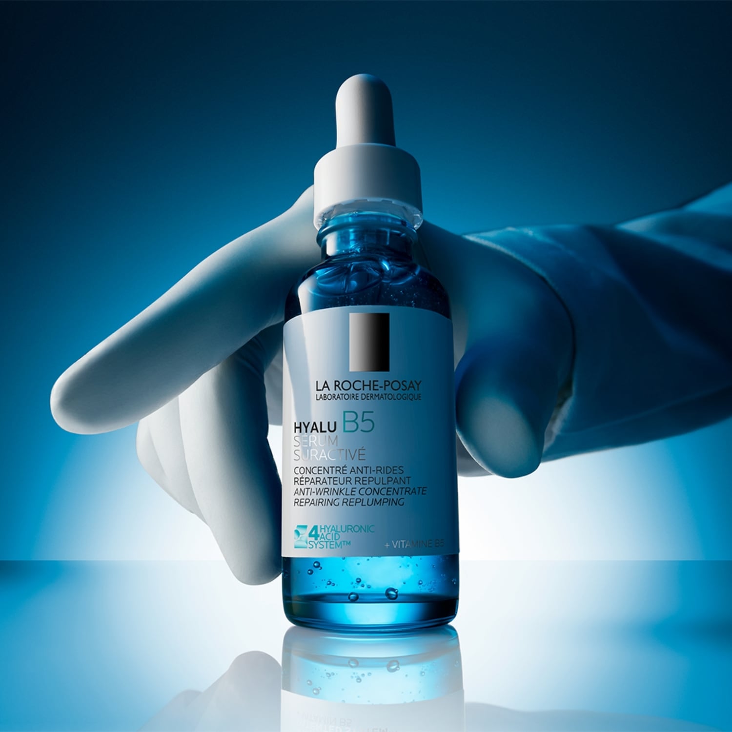 Découvrez le sérum Hyalu B5 de La Roche-Posay, un concentré anti-rides réparateur et repulpant, enrichi en acide hyaluronique et vitamine B5, présenté dans un flacon bleu translucide avec une pipette blanche.