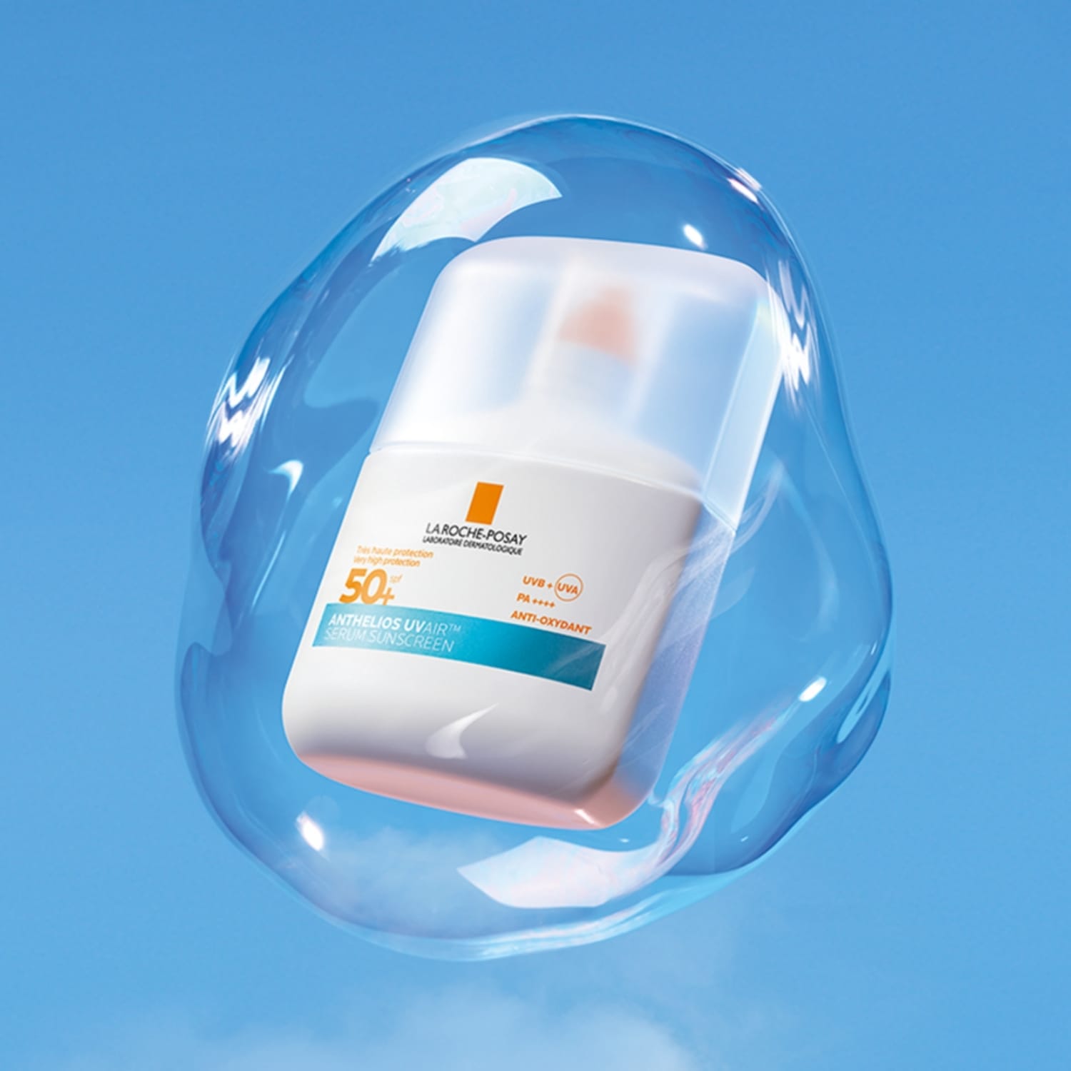 Voici un flacon de sérum solaire Anthelios Uvairt de La Roche-Posay avec un indice de protection solaire de 50, offrant une très haute protection et des propriétés anti-oxydantes.