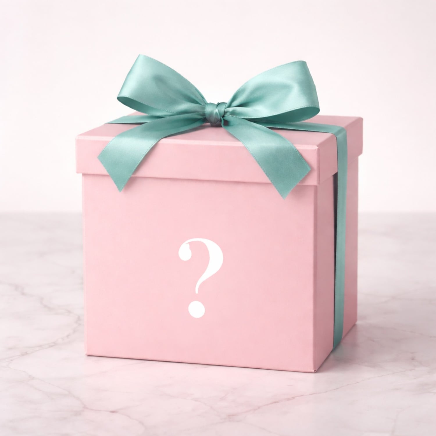 Roze geschenkdoos met een blauwgroene strik en een wit vraagteken erop, wat nieuwsgierigheid en spanning oproept.
