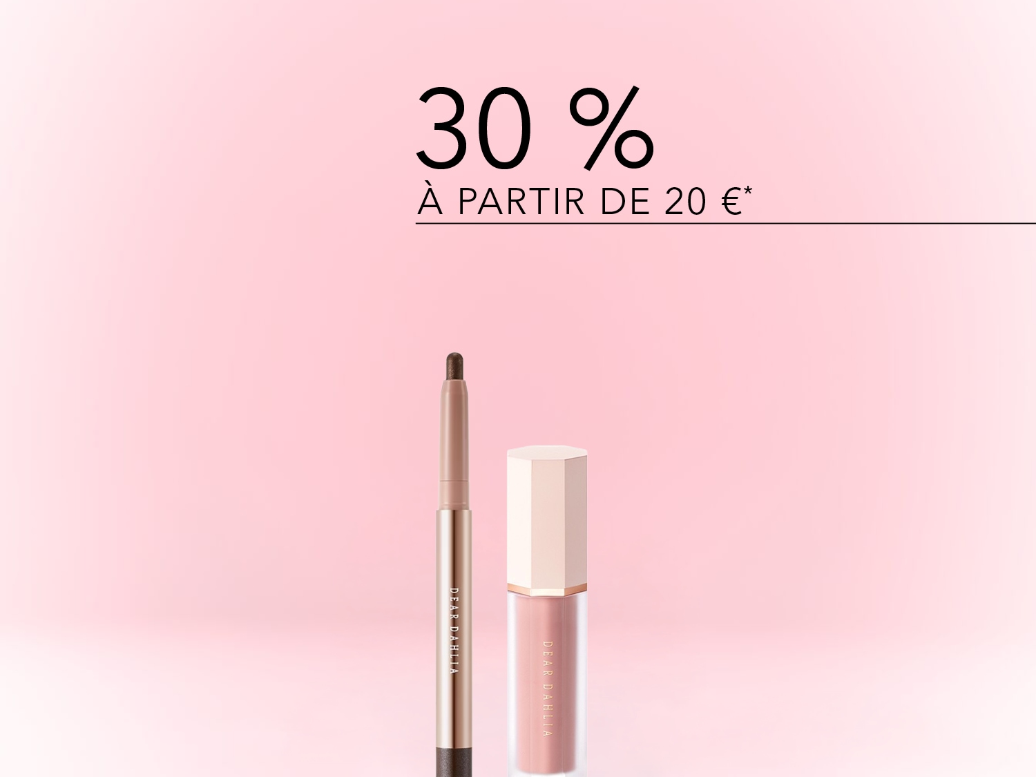 Profitez de 30 % de réduction sur Dear Dahlia à partir de 20 € : un crayon à sourcils brun foncé et un brillant à lèvres rose pêche sont présentés sur un fond rose.